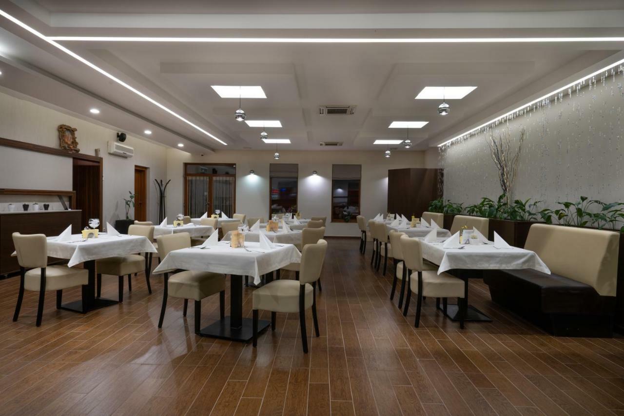 مبيت وإفطار Újhartyán Doresz Wellness Panzio المظهر الخارجي الصورة