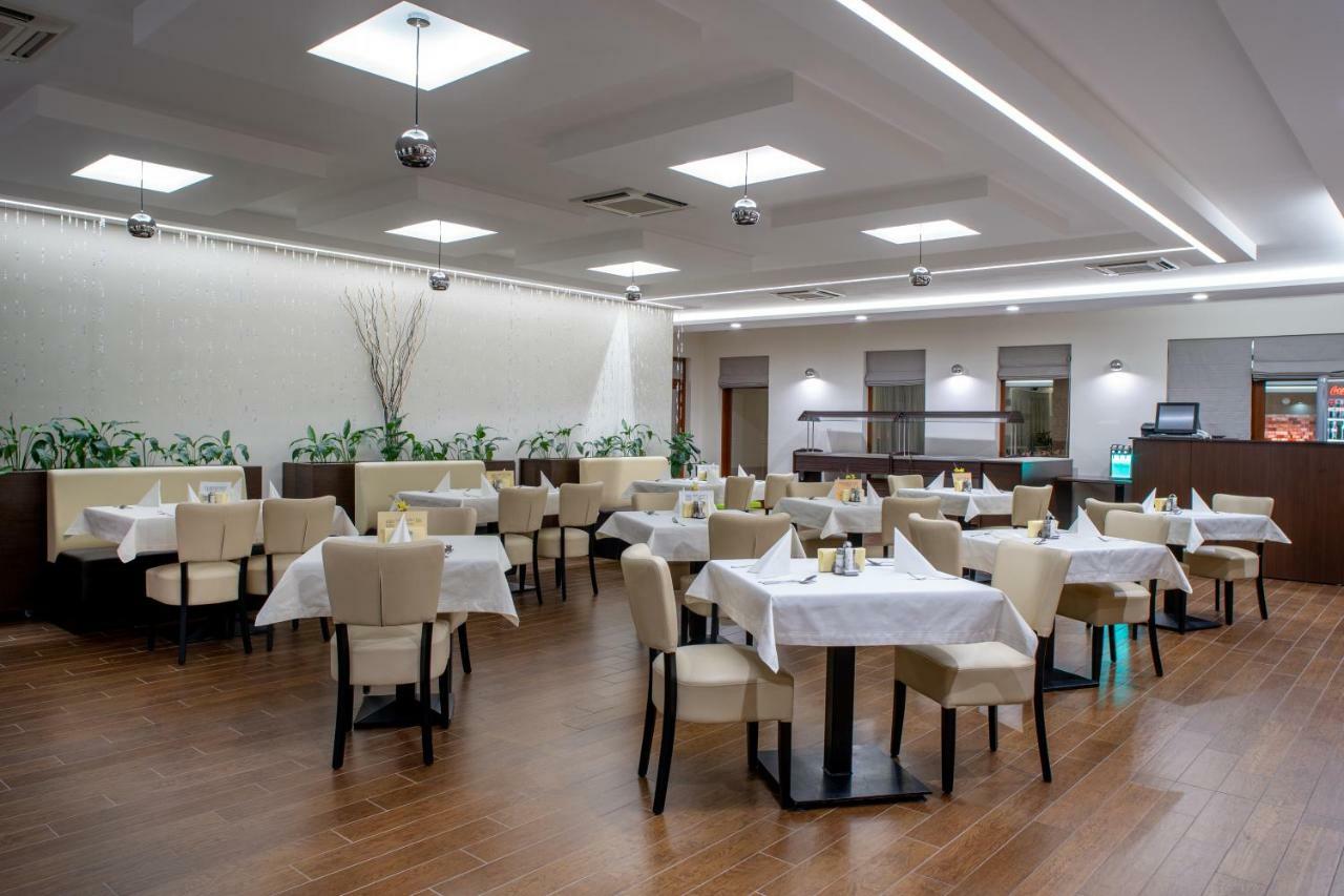 مبيت وإفطار Újhartyán Doresz Wellness Panzio المظهر الخارجي الصورة
